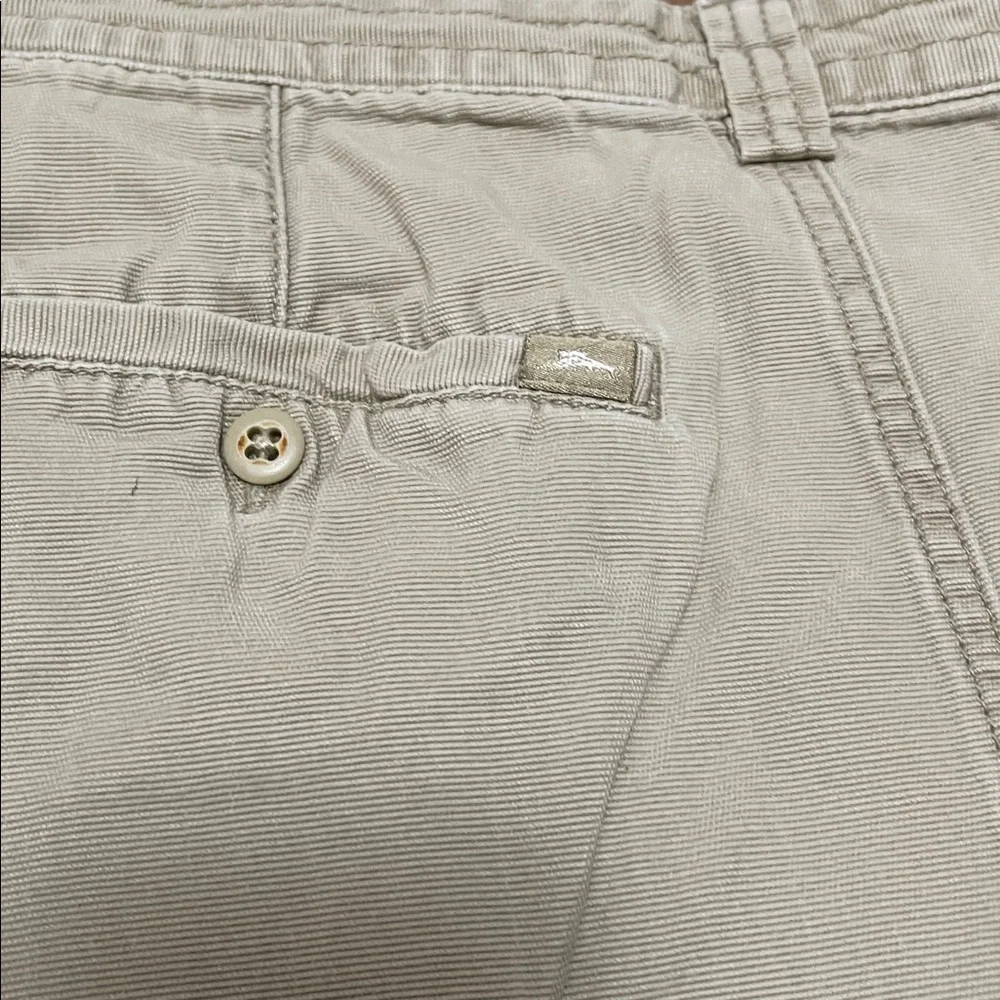Tommy Bahama Light Tan Cargo Shorts Size 40 - Picture 3 of 4